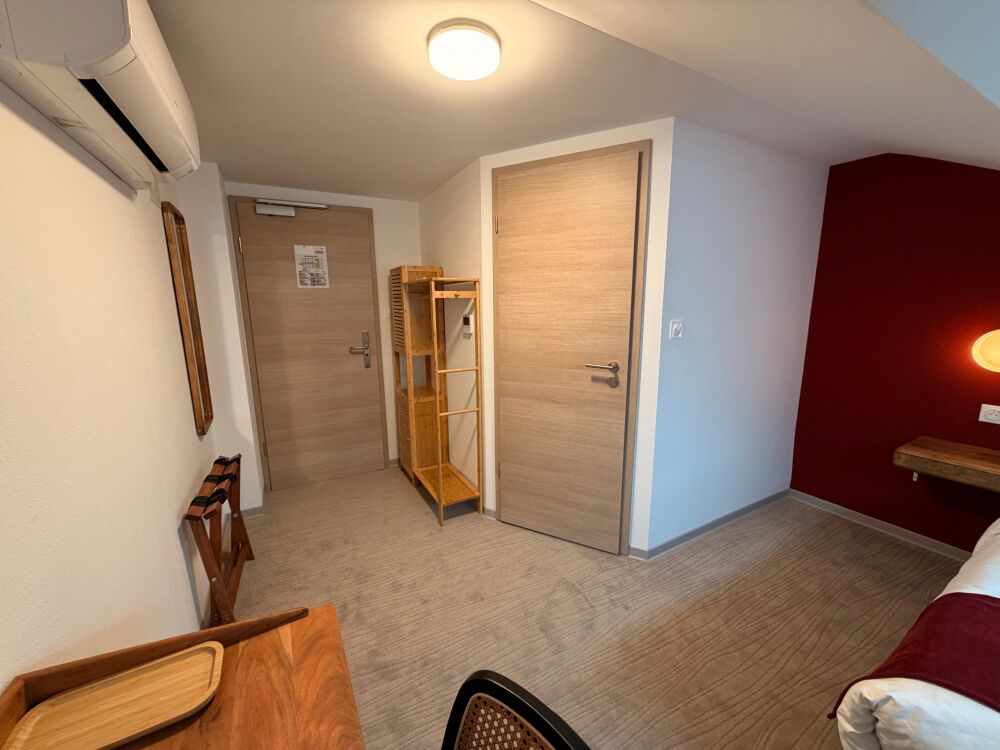 Chambre lits jumeaux mansardée — penderie et bureau