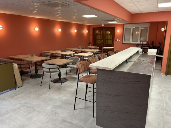 La salle du petit-déjeuner et son salon