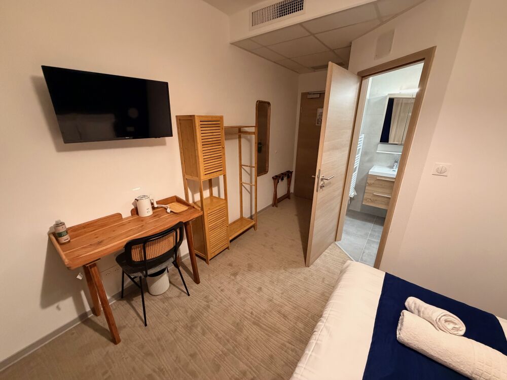 Bureau et rangements dans une chambre